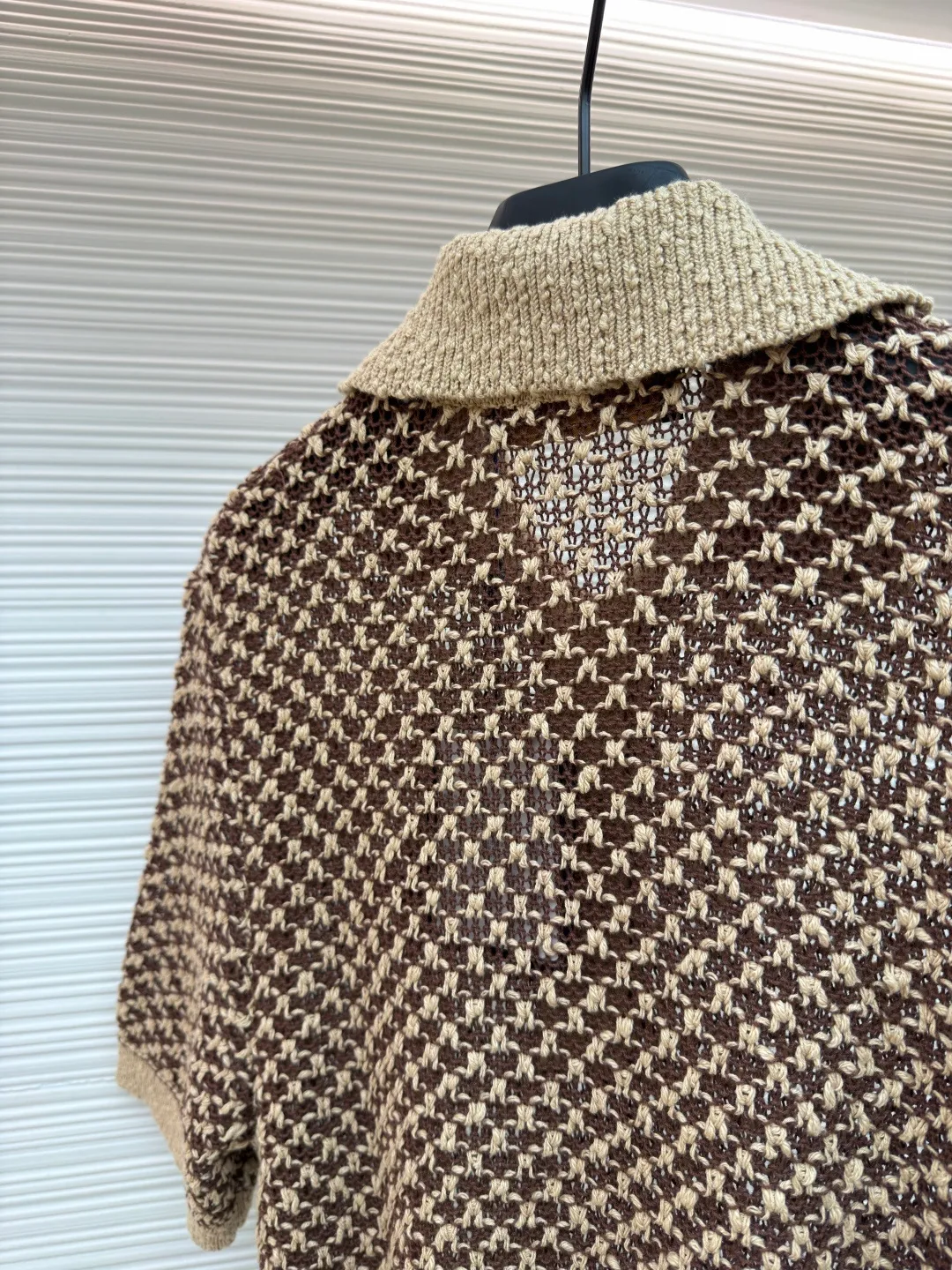 LOUIS VUITTON short-sleeved knitted mesh Polo shirt ●Original version: Purchased and developed for 17999 ●Item number: 1682531-B20 ●Fabric: cotton fabric ●Technology: knitted ●Color: brown ●Version: fitted version ●Weight: about 340 grams ●Size: S-M-L-XL ●Description: This LOUIS VUITTON houndstooth knitted Polo shirt is woven with high-quality wool blended gold and silver threads. It uses jacquard knitting technology to create a houndstooth texture. The pattern is three-dimensional and full of metallic luster. The fabric is both soft and skin-friendly and stiff, and is not easy to pill or snag. The neckline is a classic Polo lapel design, the custom-made mother-of-pearl buttons at the placket have a warm texture, and the brand metal logo on the body is hand-inlaid, which is strong and highlights the luxury quality. The cuffs and hem are ribbed in the same color, with moderate elasticity to fit the body shape. The overall cut is a loose silhouette, the shoulders are seamlessly spliced, the stitching is straight and fine, the customized accessories and three labels are complete, and the detailed craftsmanship shows the brand's ingenuity. It is suitable for various wear scenarios such as daily leisure and light business. The overall wiring is straight and delicate, the fabric is comfortable and soft, and the color is consistent without color difference. It can be matched with the same style to create a fashionable look and control various occasions. Customized accessories, complete with three standards, same style for men and women!